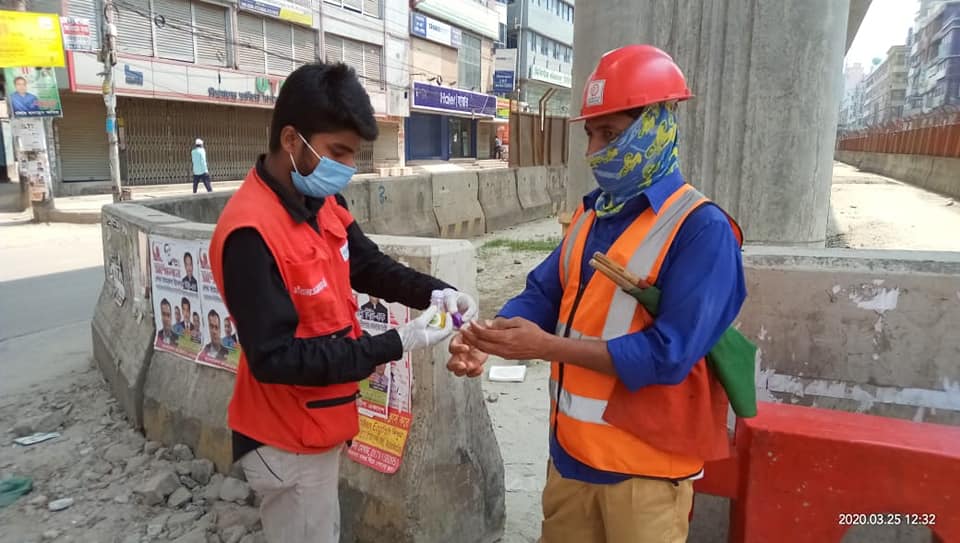 ঢাকা শহরের বিভিন্ন যায়াগায় স্যানিটাইজার বিতরণ এর অংশ বিশেষ