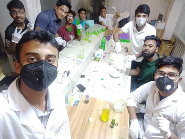 ঢাকা শহরের বিভিন্ন যায়াগায় স্যানিটাইজার বিতরণ এর অংশ বিশেষ