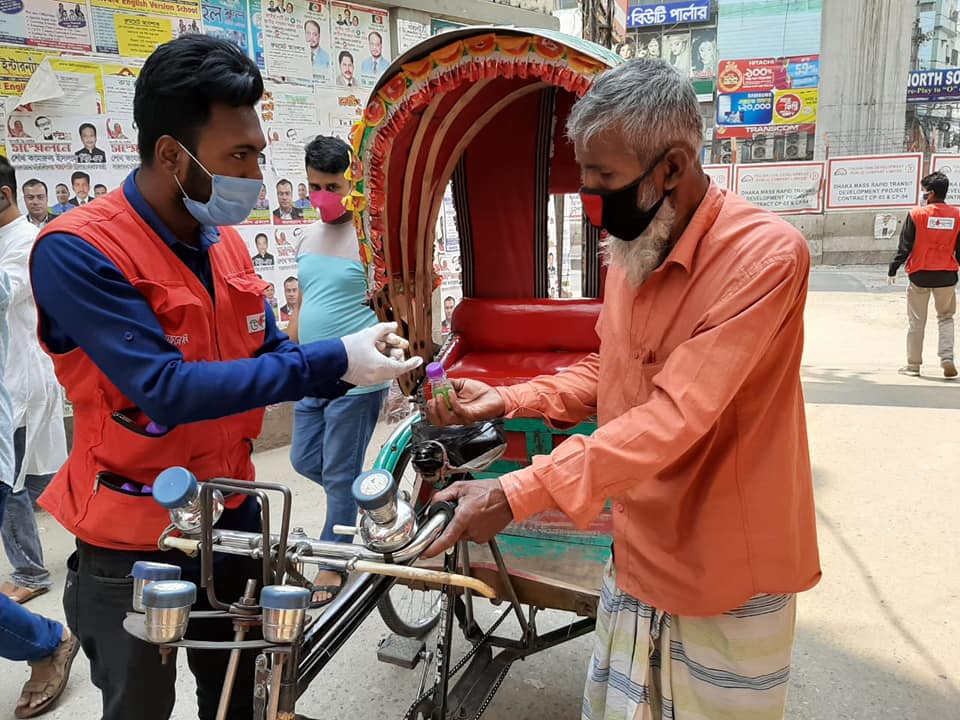 ঢাকা শহরের বিভিন্ন যায়াগায় স্যানিটাইজার বিতরণ এর অংশ বিশেষ